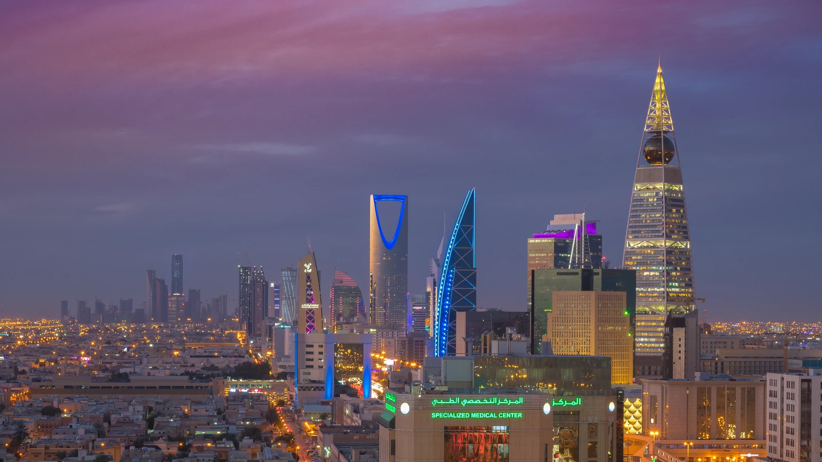 أفق الرياض مضاء ليلًا