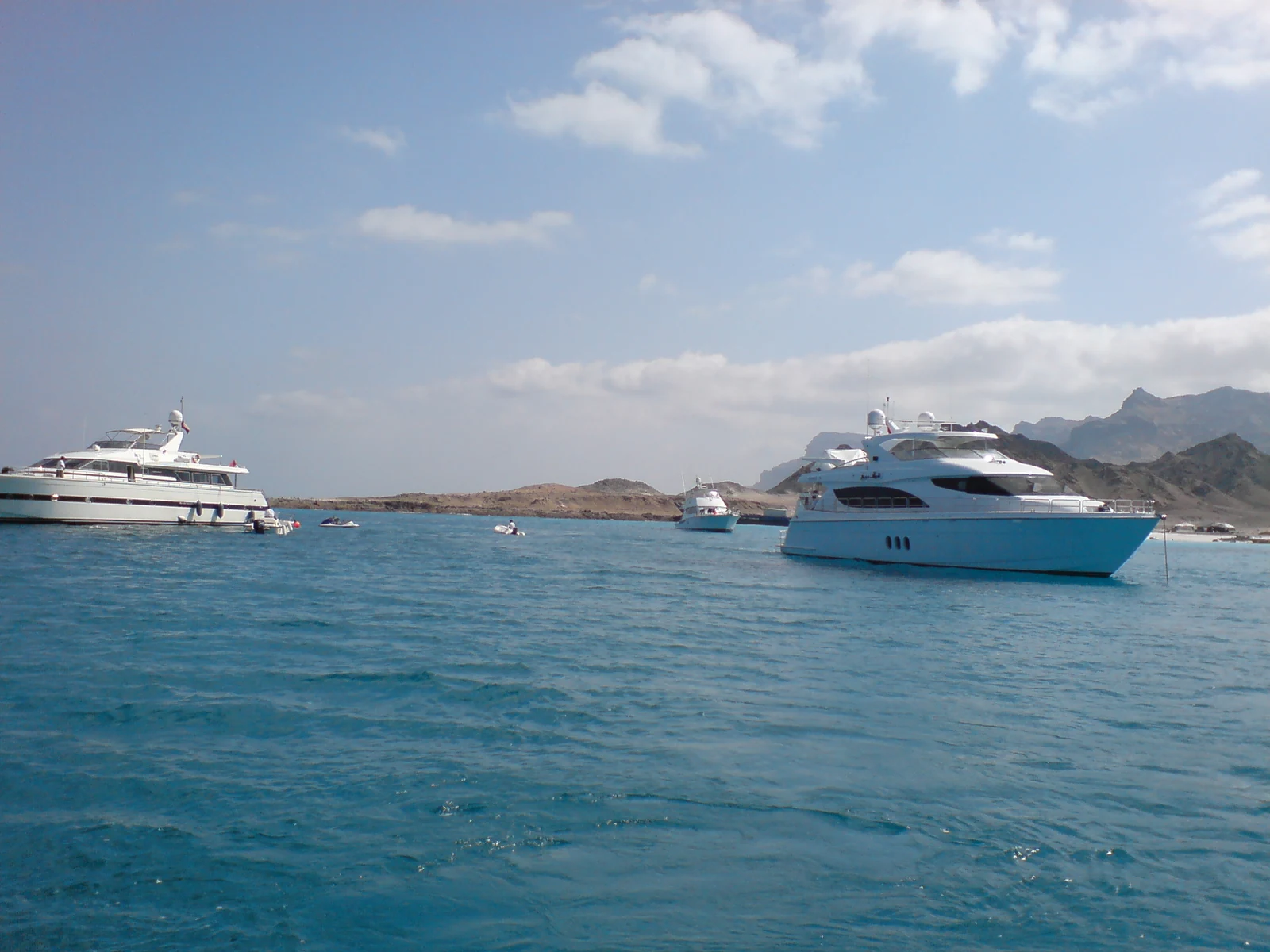 ساحل جزيرة الحلانية.