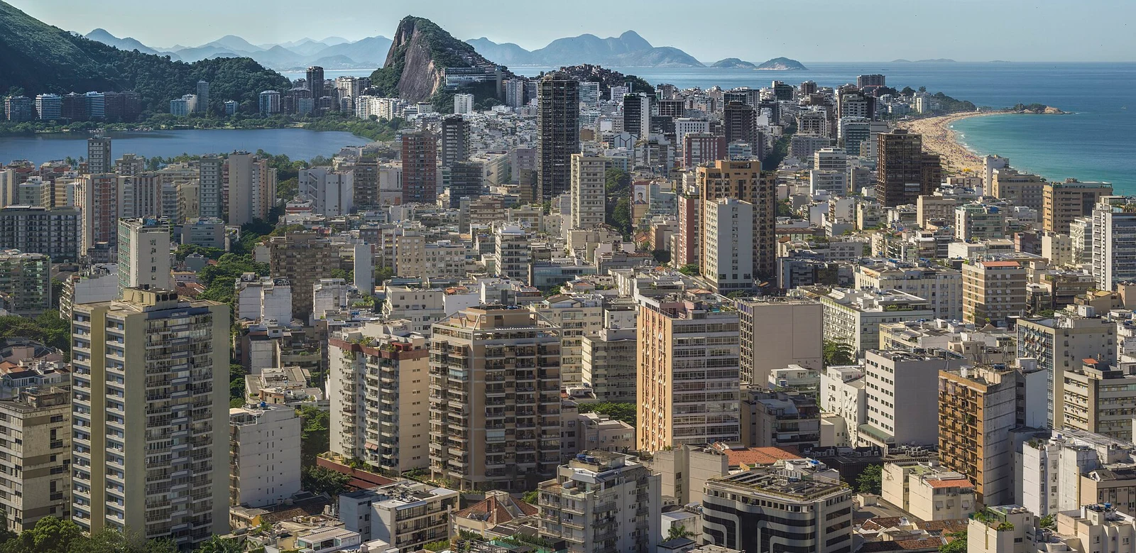 جبال ريو دي جانيرو والواجهة البحرية