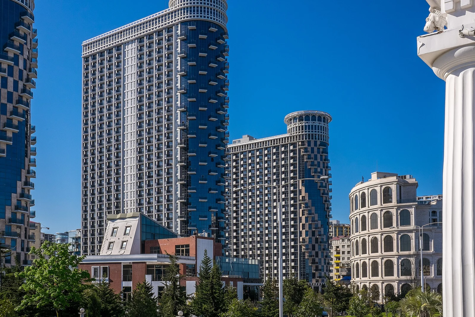 مبانٍ مرتفعة وعمارة حديثة في باتومي.