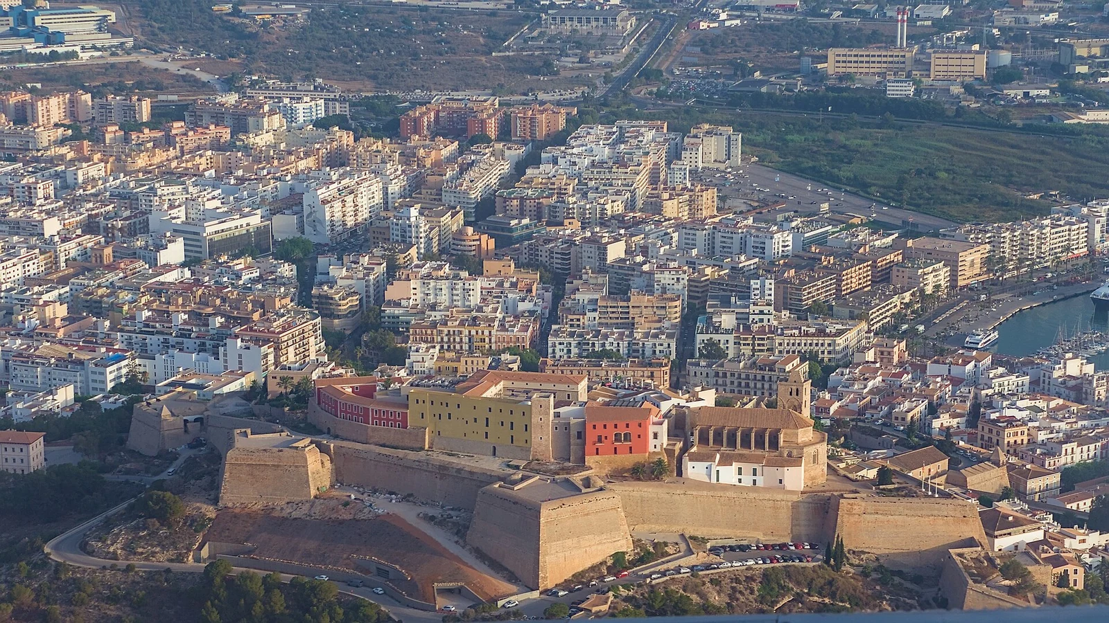دالت فيلا في إيفيسا من الجو؛ لقطة مؤرخة.