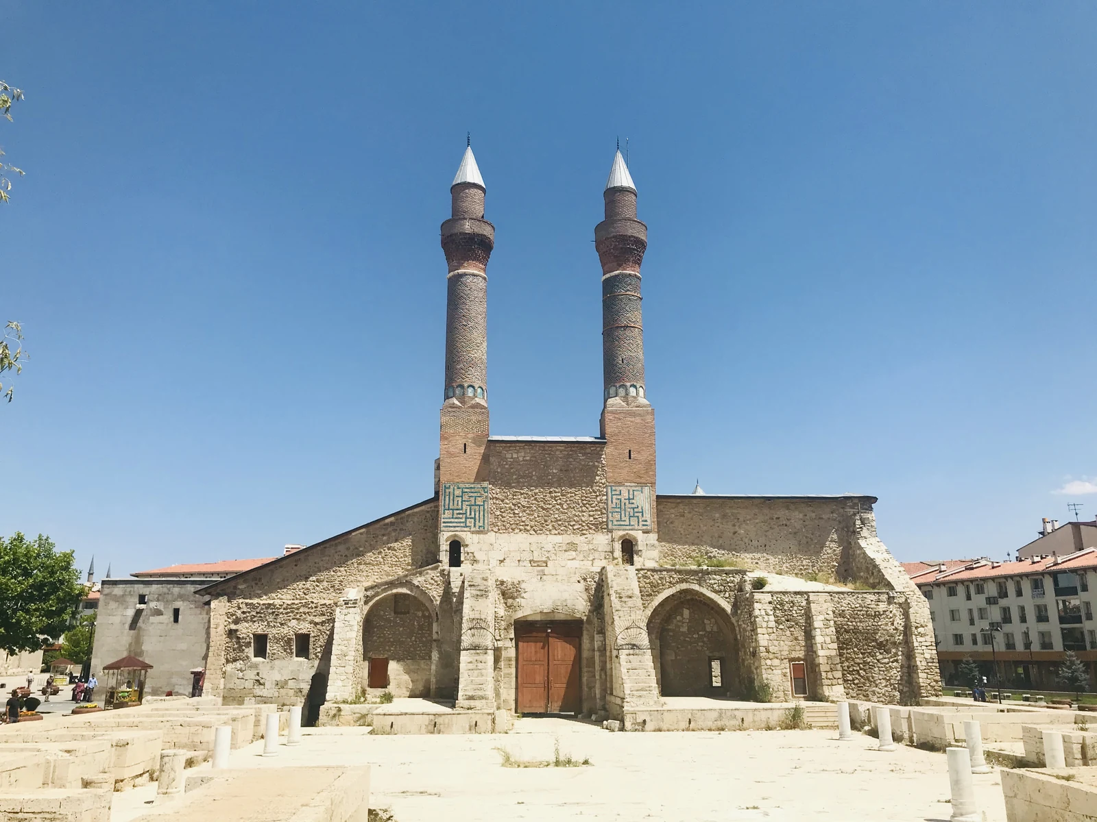 الجهة الخلفية لمدرسة المئذنتين في سيواس؛ لقطة مؤرخة.
