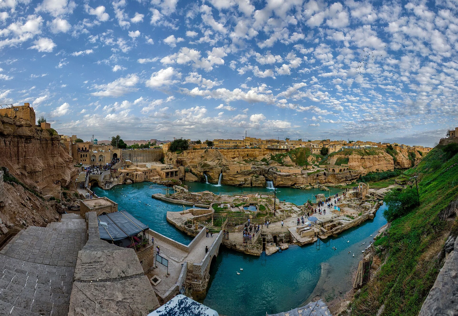 مشهد للنظام المائي التاريخي في شوشتار؛ لقطة مؤرخة.