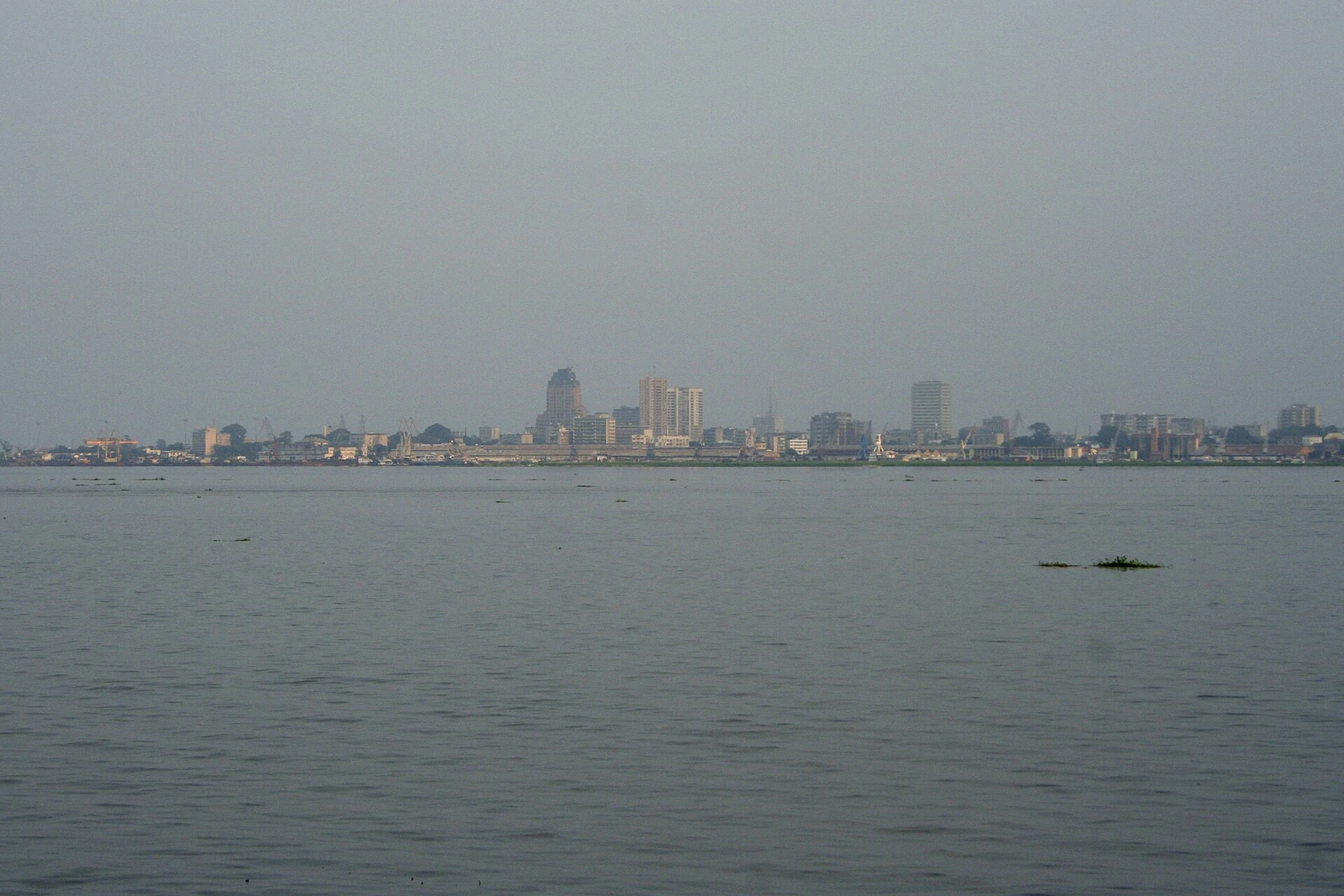 أفق كينشاسا عبر النهر من برازافيل في صورة سنة 2010