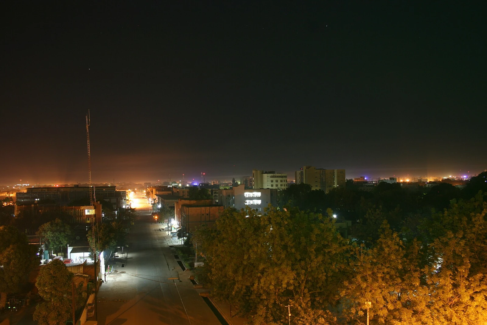منظر ليلي لمركز واغادوغو في صورة سنة 2010