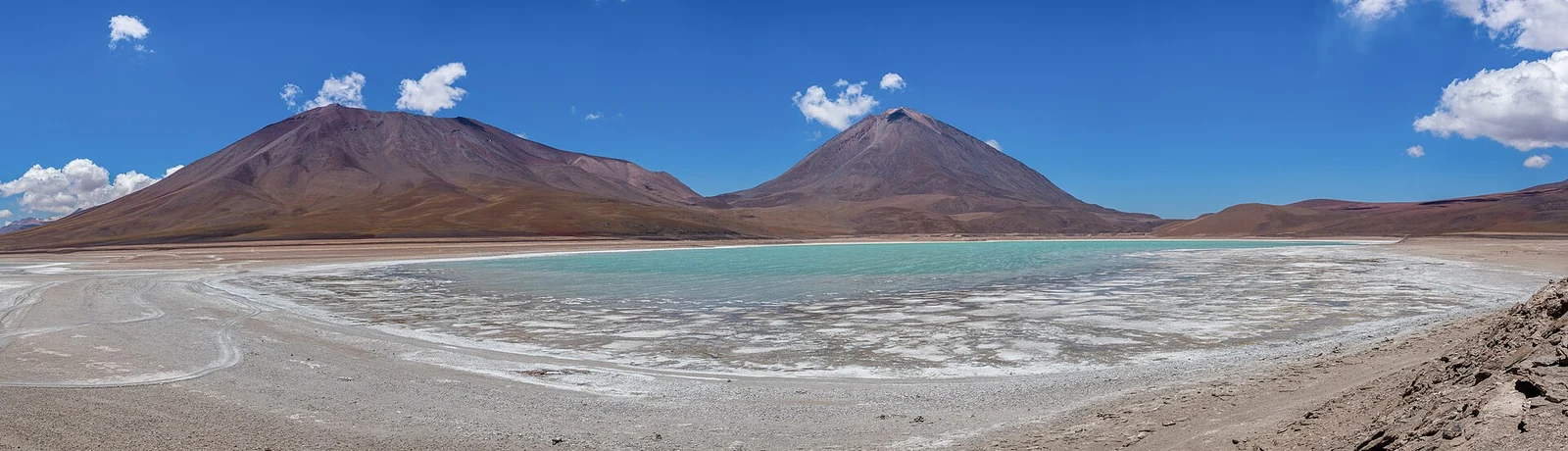 بحيرة لاغونا فيردي عند جبال الألتيبلانو في بوليفيا