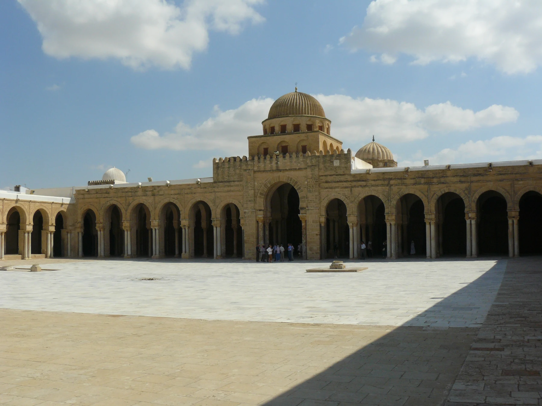 صحن جامع القيروان والأروقة أمام قاعة الصلاة