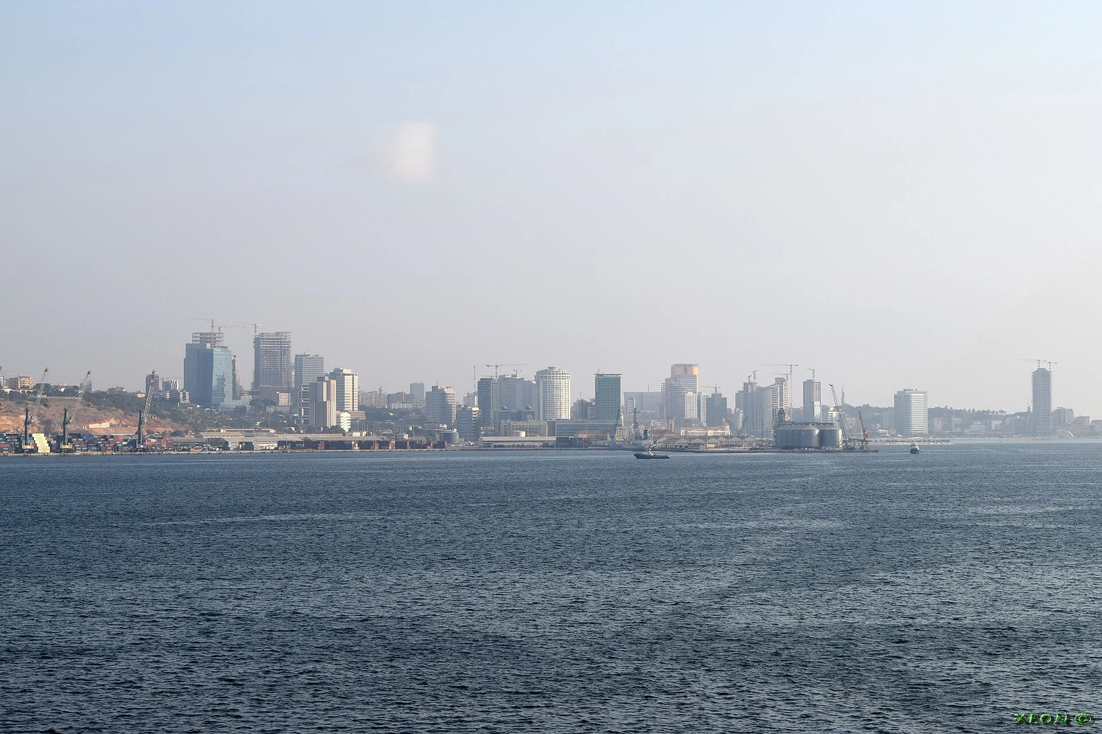 مبان تطل على خليج لواندا في أنغولا