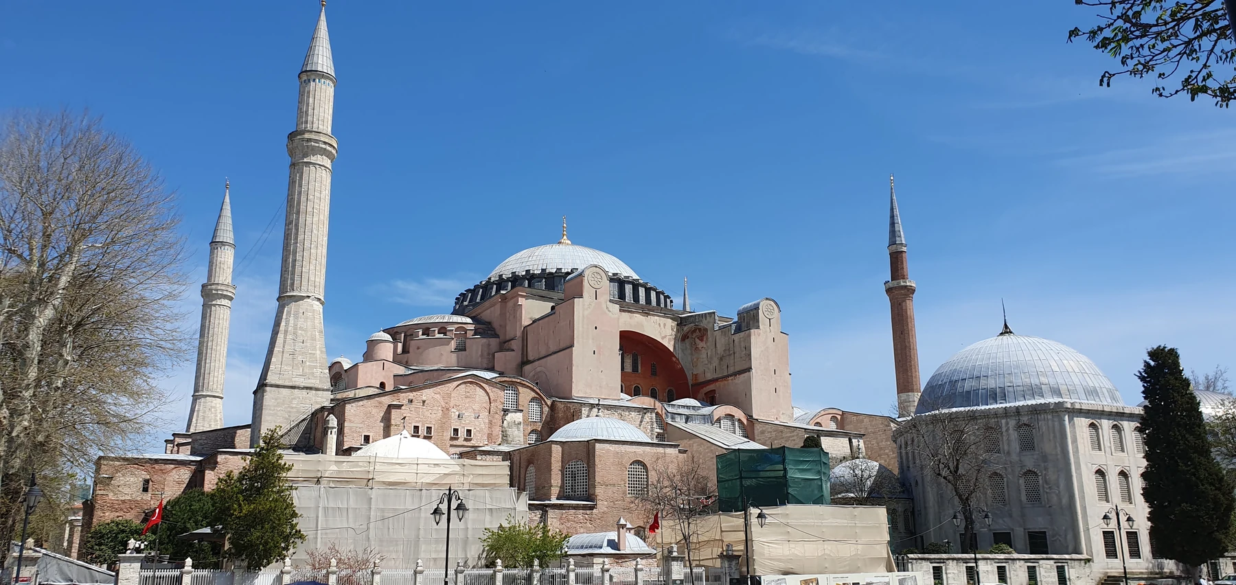 قبة آيا صوفيا ومآذنه في إسطنبول