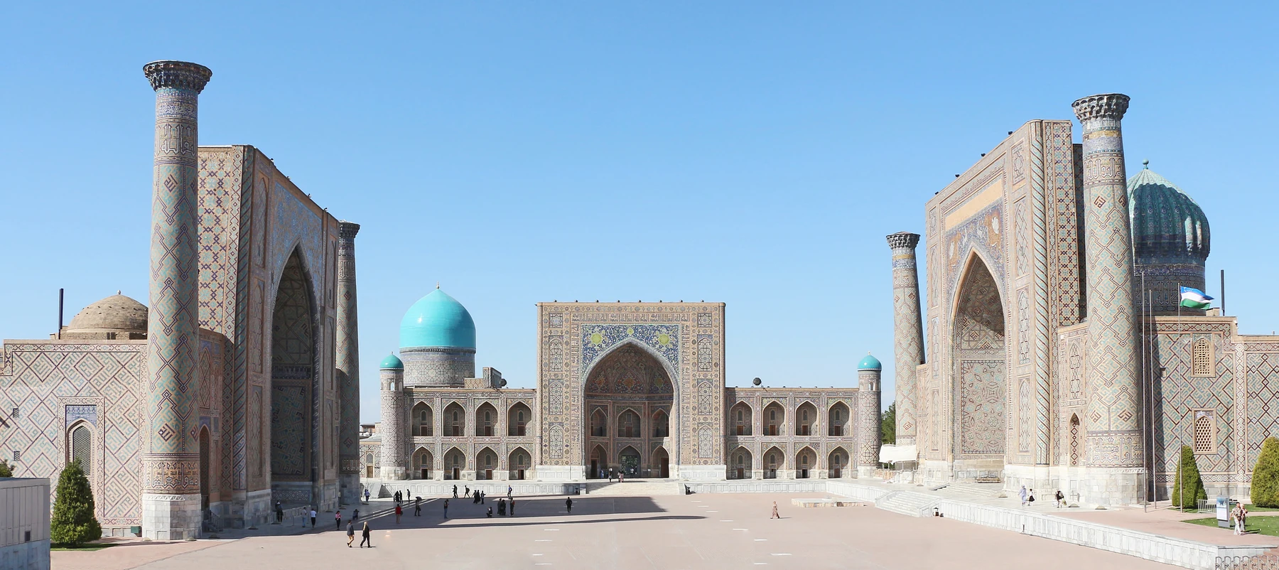 مدارس ريجستان بواجهاتها المزخرفة حول ساحة واسعة في سمرقند