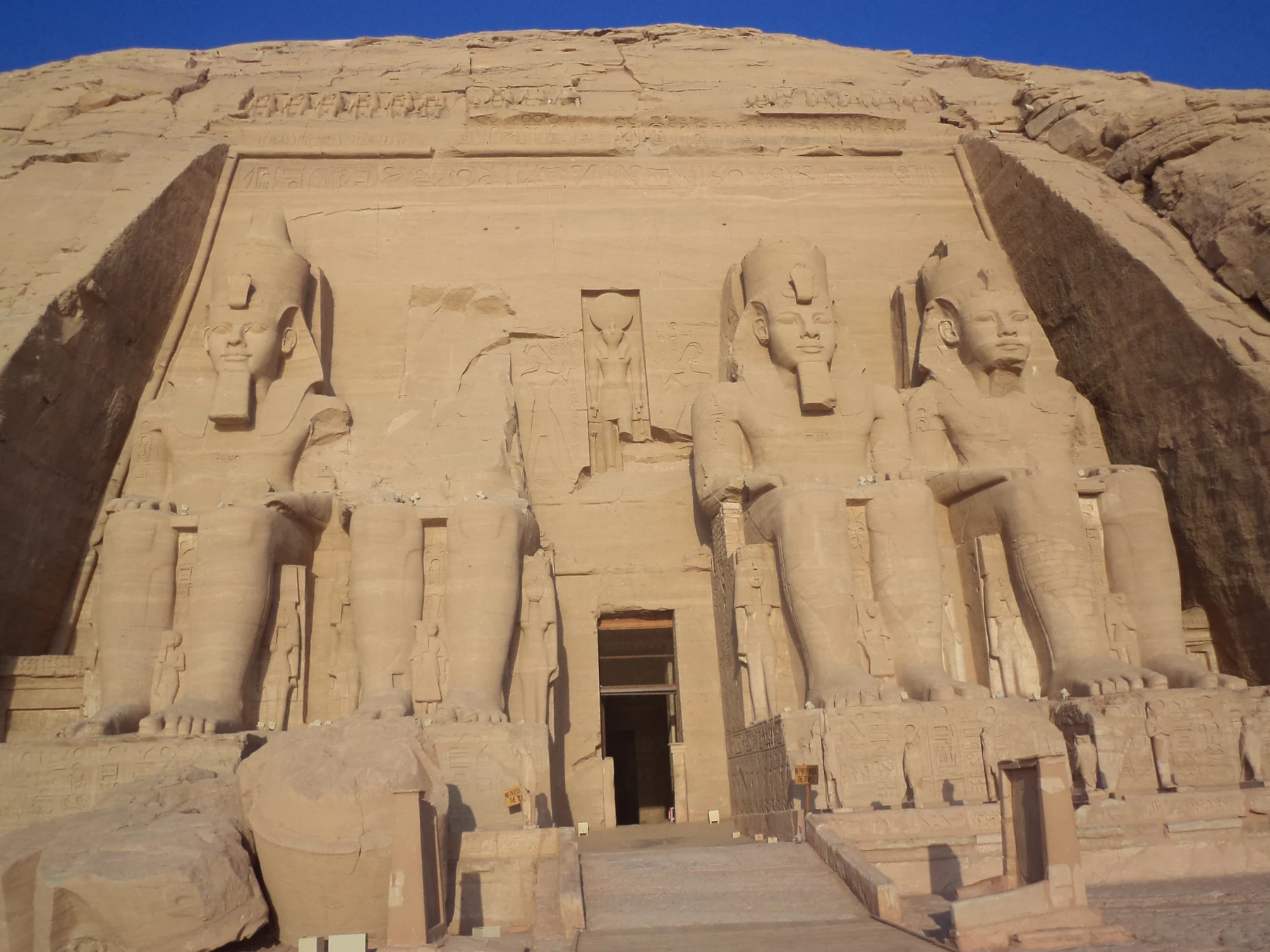 واجهة المعبد الكبير لأبو سمبل وتماثيل رمسيس الثاني