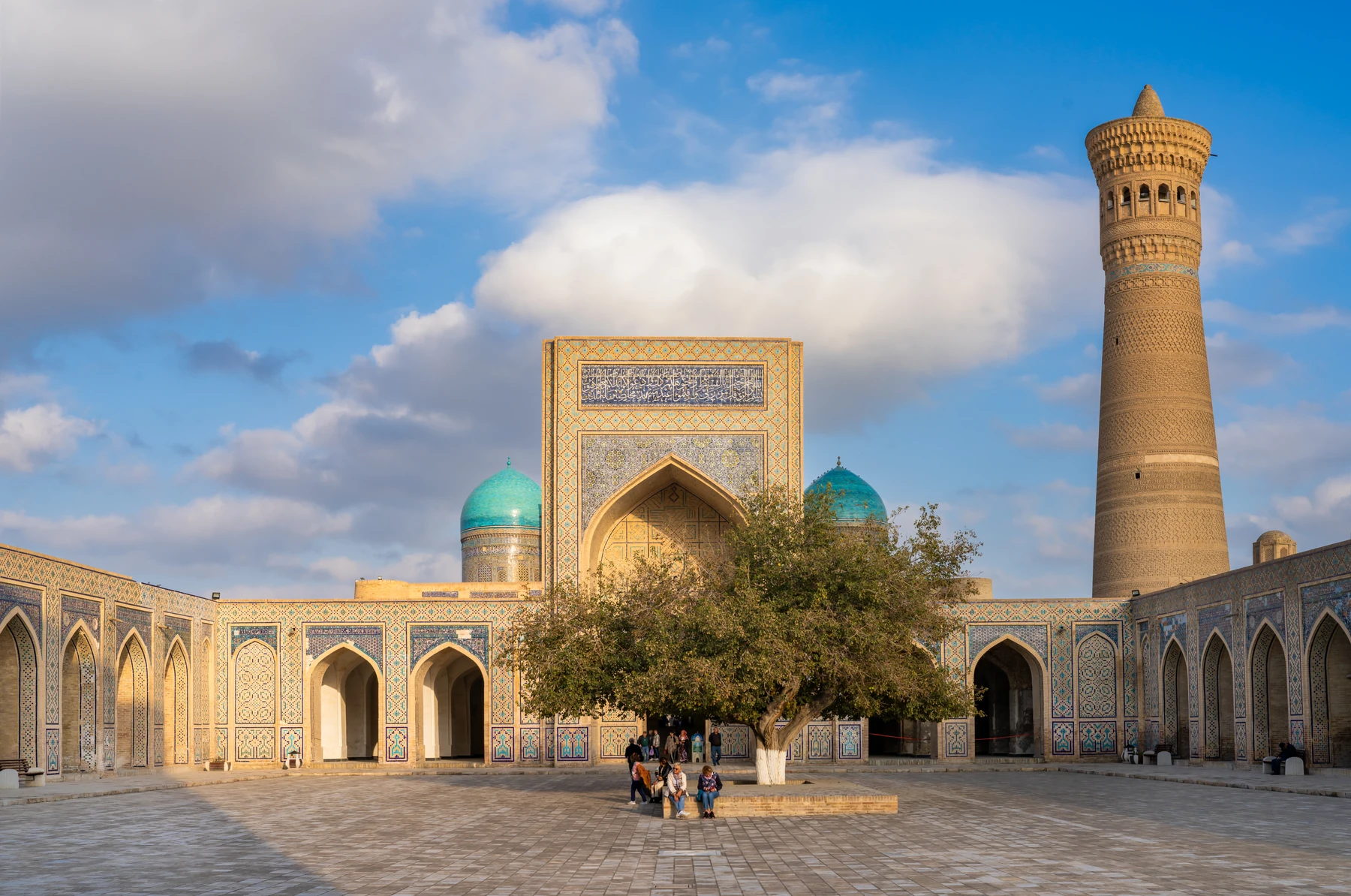مئذنة كاليان ومبانٍ ذات قباب وواجهات مزخرفة في بخارى